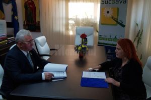 Achiziţia a cinci autobuze electrice pentru transportul public local a fost semnată miercuri