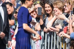 Ducesa, deşi este însărcinată a ales o ţinută îndrăzneaţă. A lăsat să se vadă tot, dar a strălucit
