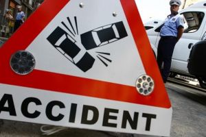 Accident la Valea Calugareasca. Doua masini si un TIR, implicate