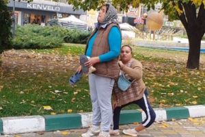 [VIDEO] Şocant! Persoană schilodită în ultimul hal, adusă la cerşit în centrul Piteştiului