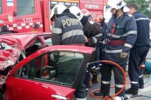 Accident rutier pe DN1: O tânără din Gârbova a lovit cu maşina autospeciala pompierilor care interveneau la un incendiu. Autoturismul a fost lovit din spate de o altă şoferiţă, care nu a reuşit să oprească la timp