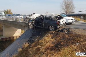 FOTO/ VIDEO: Accident rutier la ieşire din Alba Iulia spre Sebeş: Un autoturism a lovit un parapetul unui pod şi apoi a luat foc