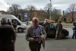 FOTO VIDEO Scandal cu uşi rupte la Asociaţia Vânătorilor şi Pescarilor Sibiu. Situaţia este gravă