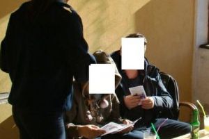 Au chiulit şi au plătit! 129 de elevi care ar fi trebuit să fie la şcoală, surprinşi de poliţişti în baruri din Alba Iulia