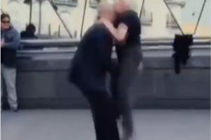 Bunicuţa fostă dansatoare profesionistă le-a făcut o farsă turiştilor - VIDEO