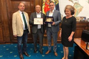 Mircea Cosma i-a inmanat ministrului Apararii, Mihai Fifor, Placheta “100 de ani de la Marea Unire”