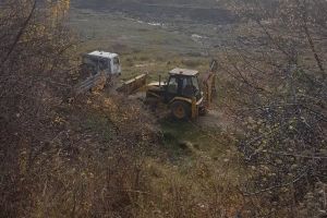 Doi bărbaţi, prinşi când excavau ilegal prundiş