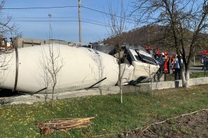 Betonieră răsturnată la Sărata. Șoferul a rămas blocat în cabină (FOTO-VIDEO)