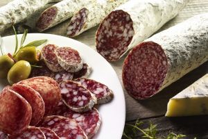 Românii sărbătoresc Ziua Naţională a Salamului de Sibiu