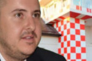 Veste fabuloasă pentru turismul din Banatul Montan! Vicepreşedintele Popovici acordă permis de zbor pentru Aeroportul Caransebeş!