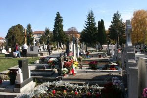 Cimitirele, pline de Ziua Morţilor. Toată luna aceasta, catolicii se roagă pentru cei din purgatoriu