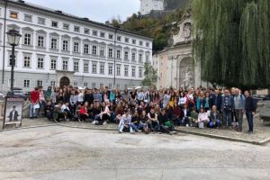 FOTO. Elevi şi profesori din Alba Iulia, în schimb de experienţe la Salzburg, la un liceu în care şcolarii participă la ore în papuci de casă