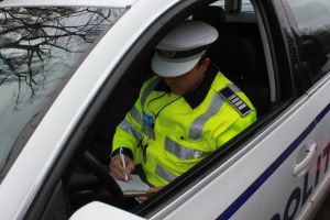 Cu permisul auto falsificat, conducea prin Cristuru Secuiesc