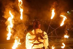 Spectacol cu foc in Piata Libertatii, la aniversarea trupei Amaris Agni
