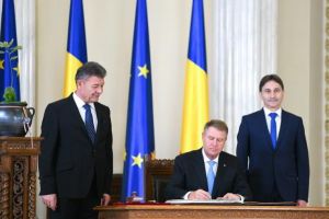 Azi, la Cotroceni, preşedintele Klaus Iohannis a fost primul semnatar în ”Cartea Centenar”, o reeditare a ”Cărţii de Aur” de la 1929