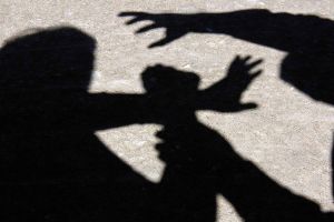 Tânără hărţuită şi agresată în plină stradă, la Burdea