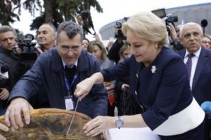Fum de mititei, vizite ministeriale şi preţuri piperate. Bun venit la Indagra 2018!
