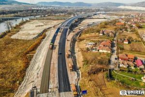 VIDEO. Pe Autostrada A1, tronsonul Lugoj-Deva, a început să se asfalteze conexiunea cu nodul rutier Șoimuş