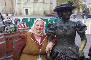 FOTO/ VIDEO: Tanti Lenuţa, băbuţa din Chinteni, a vizitat Cetatea Alba Carolina împreună cu elevii de la şcoala din Chinteni