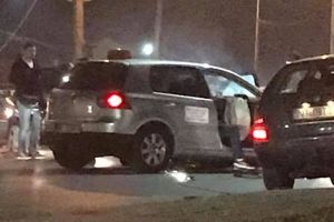 Trei răniţi după ce un autoturism a intrat într-o maşină de şcoală