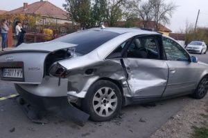 Accident la Teleşti! Un şofer nu s-a asigurat când a ieşit din curte cu maşina şi a lovit două autoturisme
