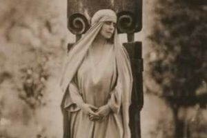 Fascinanta poveste a Reginei Maria. „Nu îmi voi lăsa ţara pentru nimic în lume! Dacă va fi să murim, măcar să ştie că nu murim ca nişte neghiobi orbi!”