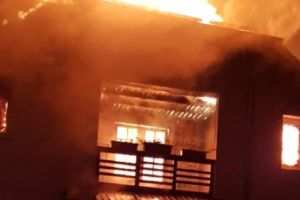 Casă în flăcări la Leordeni!