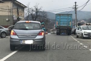 Poliţia s-a autosesizat în cazul şoferului care merge nepăsător, în timp ce copiii sunt pe jumătate ieşiţi pe geamul maşinii