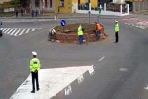 FOTO ȘTIREA TA: Sens giratoriu din Aiud “agresat” în mod violent joi seara de un conducător auto