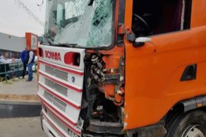 FOTO: La un pas de dezastru! Un TIR a trecut milimetric pe lângă o ţeavă de gaze, s-a înfipt într-un copac şi s-a oprit în parcarea Zanfir