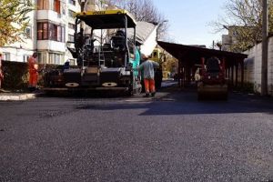 Asfaltări pe o nouă stradă din Târgu-Mureş!