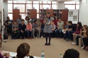 Tinerii ”s-au bătut” în cărţi şi lectură la Biblioteca ASTRA