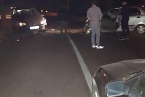 Un şofer de 73 de ani a provocat un accident, după ce a tăiat curba şi a pătruns pe contrasens