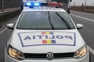 Scandal, foc de armă şi cătuşe, după urmărirea unei maşini în care erau doi bărbaţi ...