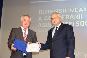 Rectorul Universităţii Suceava, Valentin Popa, i-a oferit o diplomă de excelenţă ...