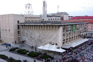 Actorii botoşăneni aduc pe scena suceveană spectacolul „Zeul măcelului”