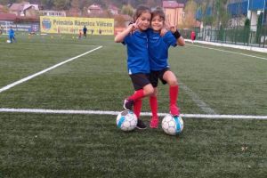 La Sport Club Municipal Râmnicu Vâlcea şi fetele joacă fotbal!