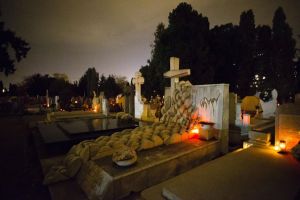 Ziua Mortilor: plin de lumanari si de flori in cimitirele Timisoarei