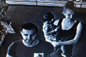 Patru persoane bănuite de comiterea unor furturi din supermarket-uri, reţinute de poliţiştii din Alba. Doi dintre suspecţi au fost filmaţi în luna august, după ce au dat un ”tun” de 3.500 de lei la Alba Iulia