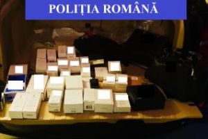 Bişniţari ”săltaţi” de poliţişti în parcarea unui mall din Cluj. Vindeau parfumuri din portbagajul maşinii FOTO