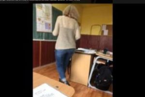  Elevii şi-au scos propriul PROFESOR la VÂNZARE 