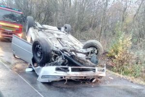 Accident la Sărand: O maşină s-a răsturnat după ce a derapat pe criblura de pe şosea (FOTO)