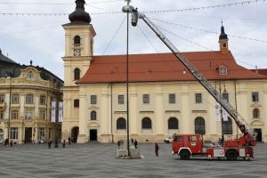 VIDEO FOTO Se montează iluminatul festiv de sărbători în Centrul Sibiului