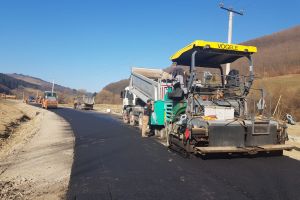 Se redeschide drumul distrus în vară de inundaţii, dintre Harghita şi Târgu Secuiesc