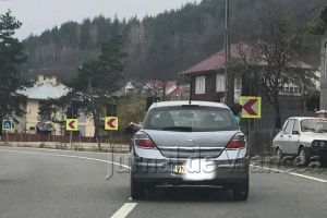 Ce amendă a luat şoferul care circula cu copiii ieşiţi pe jumătate pe geam