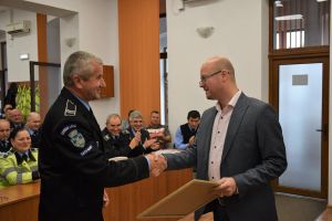 FOTO. Poliţiştii ce l-au prins pe criminalul din Satu Mare, felicitaţi