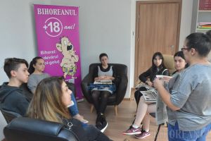 Lecţie de jurnalism: Elevi de la Liceul Lucian Blaga au aflat cum se face un ziar (FOTO)