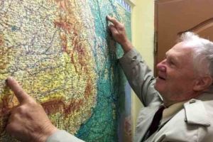 FOTO, VIDEO: Un fost deputat al Republicii Moldova, în vârstă de 78 de ani, a pornit pe jos 600 de km, din Bălţi spre Alba Iulia. „Merg să duc mesajul că noi suntem pentru Unire“