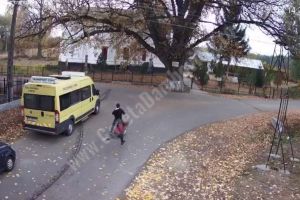 Teribilismul l-ar putea costa viaţa! Minor grav rănit după ce s-a izbit, cu mopedul, de un gard