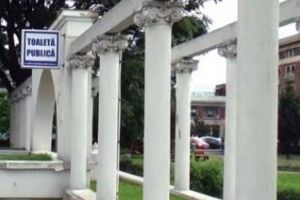 Cum îşi bat joc administraţiile locale de cetăţeni: 100.000 de euro pentru renovarea unei toalete